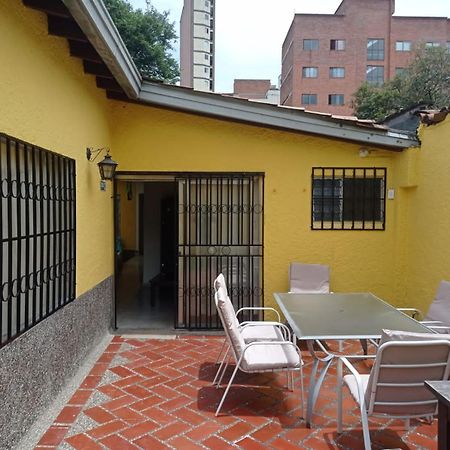 Yellow House Hostel Medellín Exterior foto