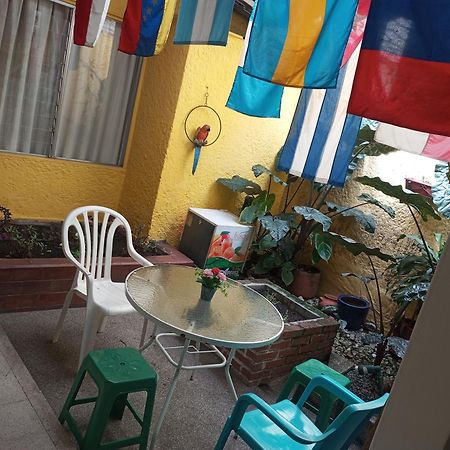 Yellow House Hostel Medellín Exterior foto