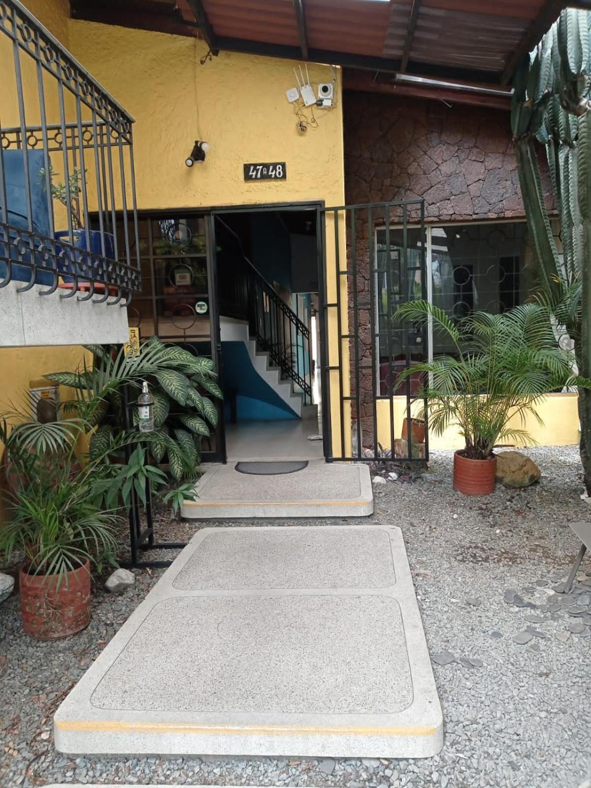 Yellow House Hostel Medellín Exterior foto