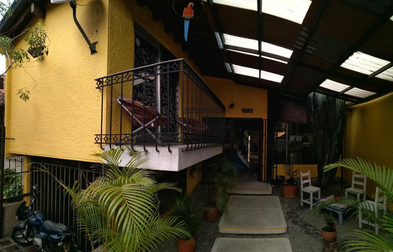 Yellow House Hostel Medellín Exterior foto